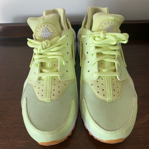 NIKE WOMEN’S AIR HUARACHE - Picture 1 of 6